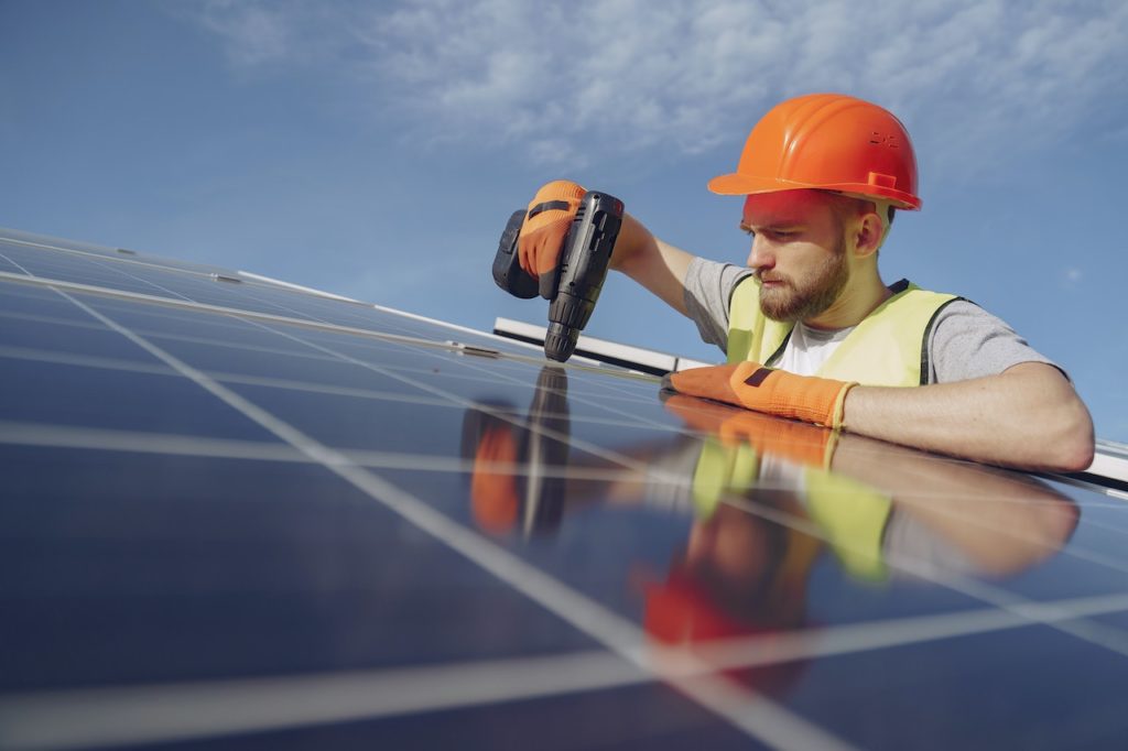 a-complete-guide-on-how-to-become-a-solar-panel-installer